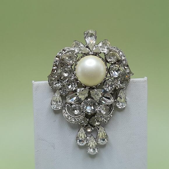 Vintage Weiss Wedding Brooch, Clear Rhinestones, Rhodium Plated, 2 1/2 In - Picture 7 of 10